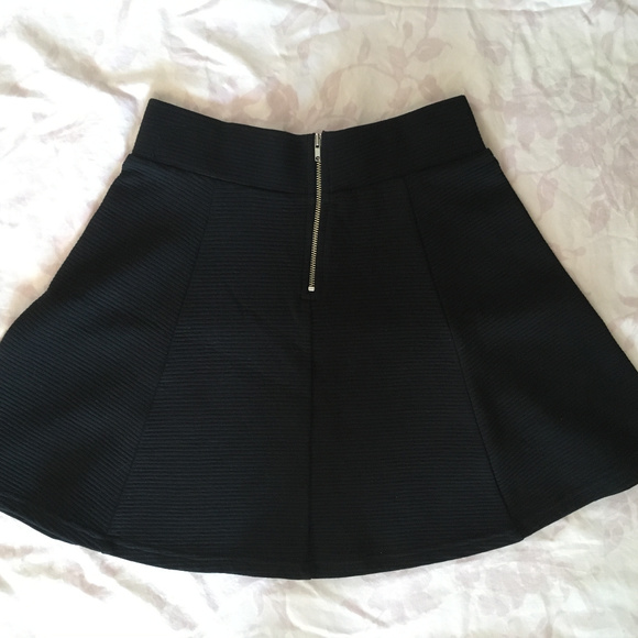Black Skirt with silver zipper - Picture 2 of 3